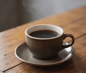 木の天板に置いたブレンドコーヒー