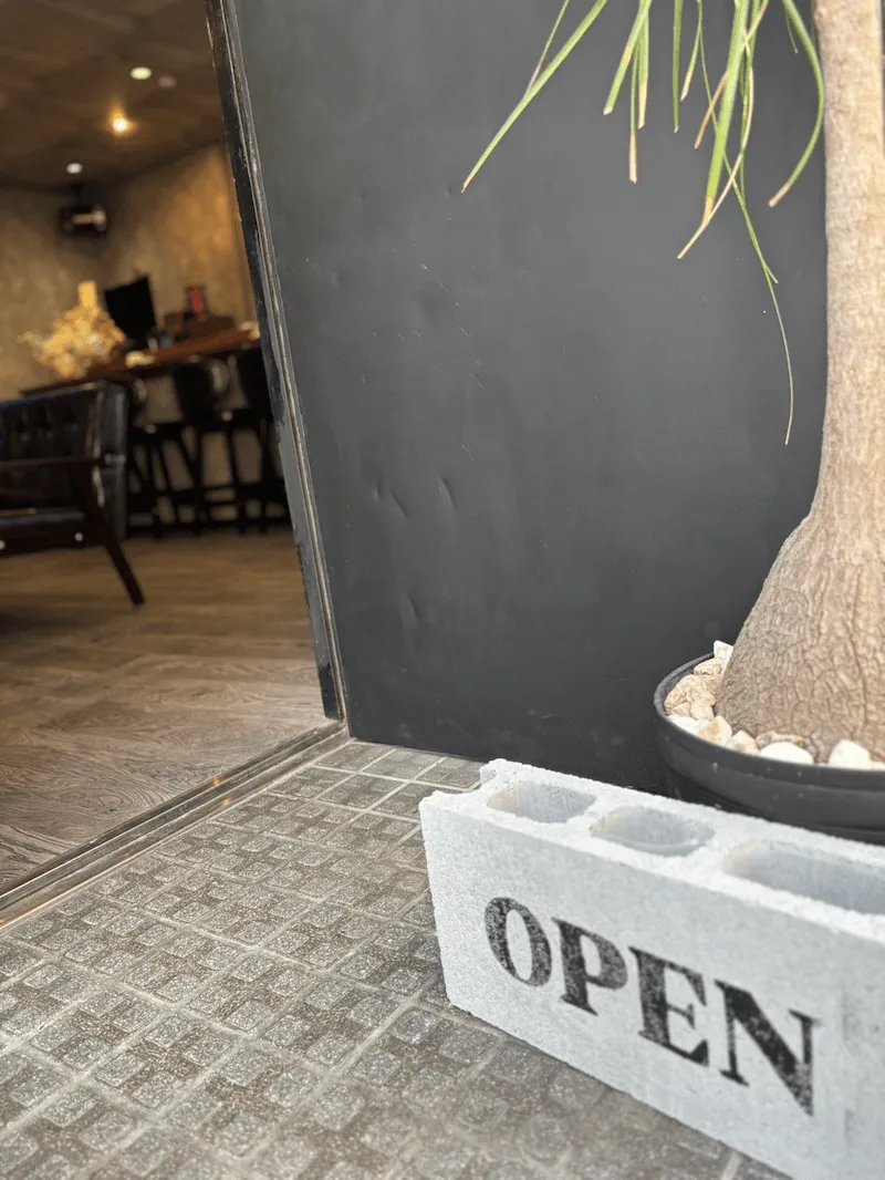 開いた入口と「OPEN」と書かれたブロック