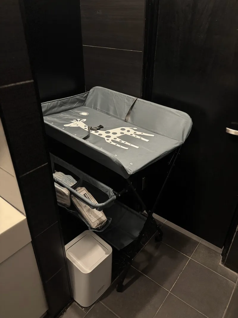 トイレに設置したおむつ替え台とおむつのストック