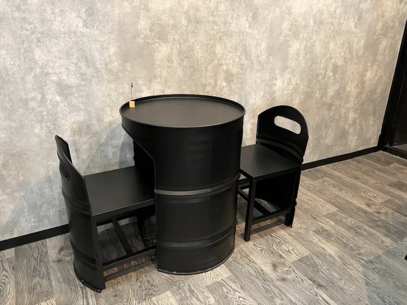 ドラム缶のテーブルと黒いベンチ・椅子の2人席