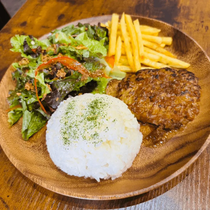 玉ねぎソースのハンバーグとライス、サラダのプレート