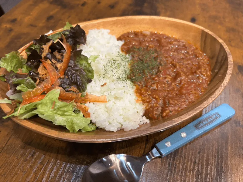 サラダを添えたトマトキーマカレー