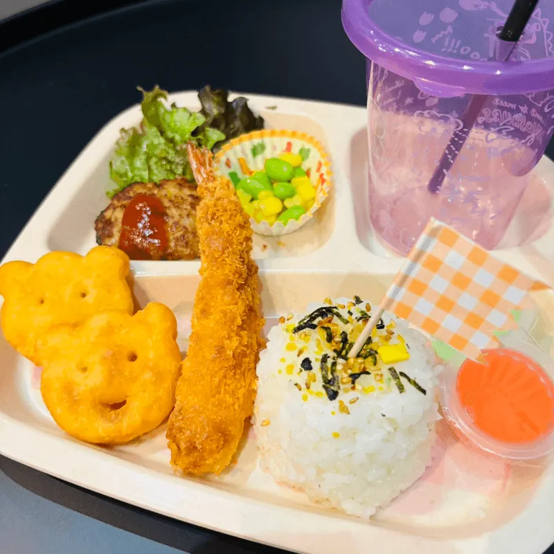 ハンバーグ・エビフライ・ナゲットとおにぎりを盛ったお子様ランチ
