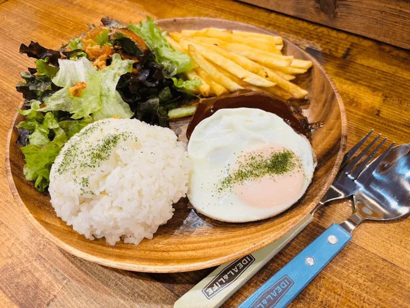 ハンバーグに目玉焼きをのせたロコモコプレート