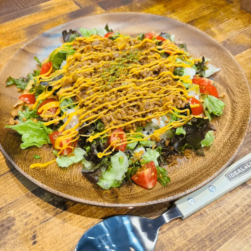 チーズソースをかけたタコライス