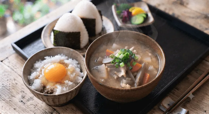 おにぎりと豚汁、漬物の朝食セット